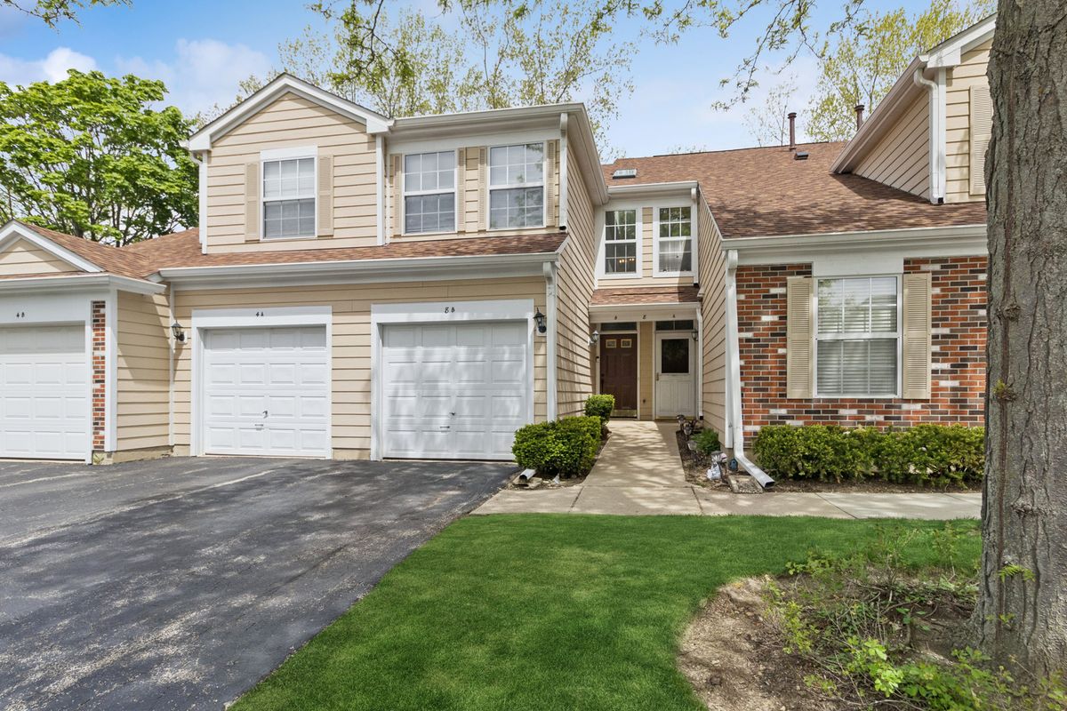 8 Tyler Court, Streamwood, IL 60107