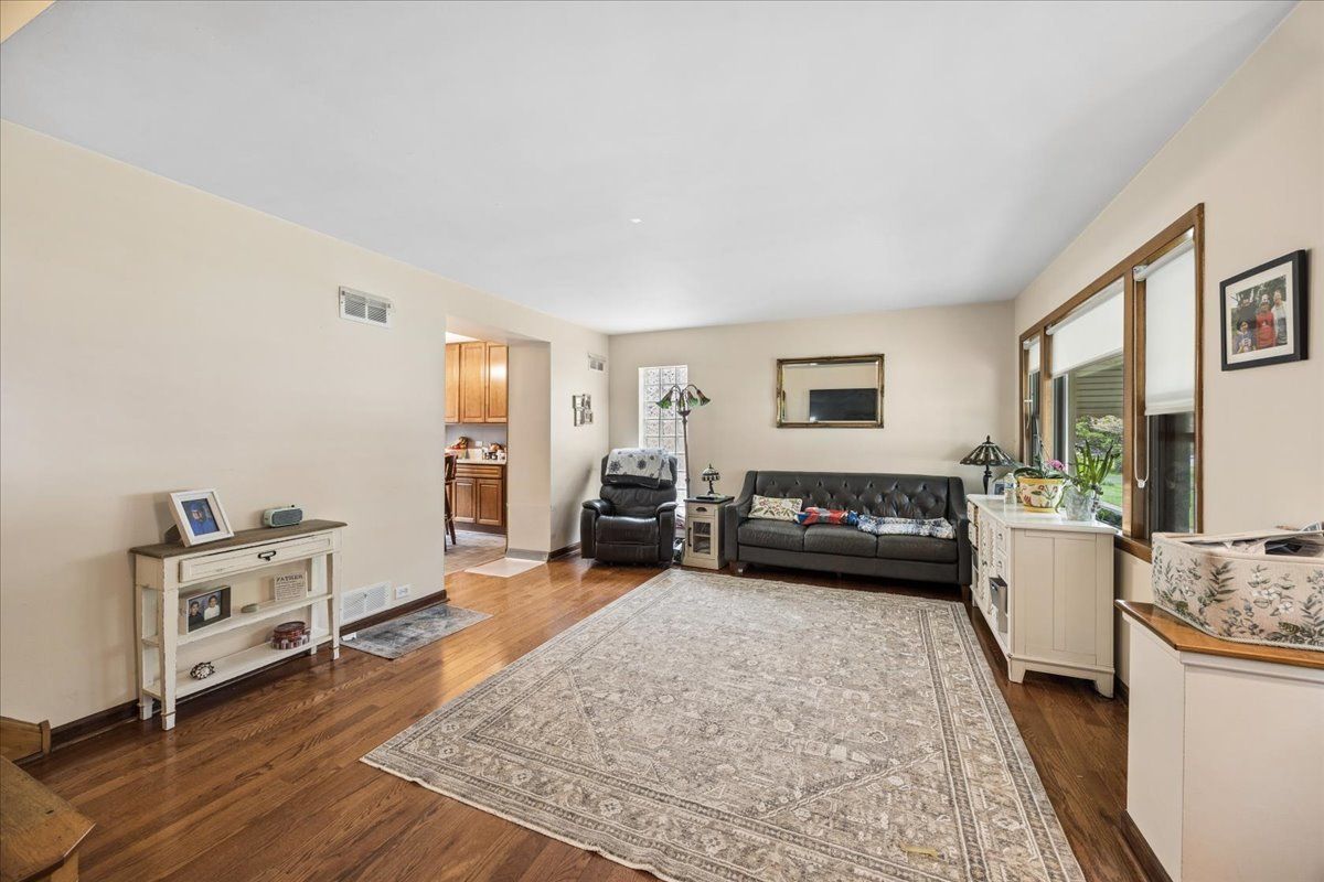285 Desplaines Avenue, Riverside, IL 60546