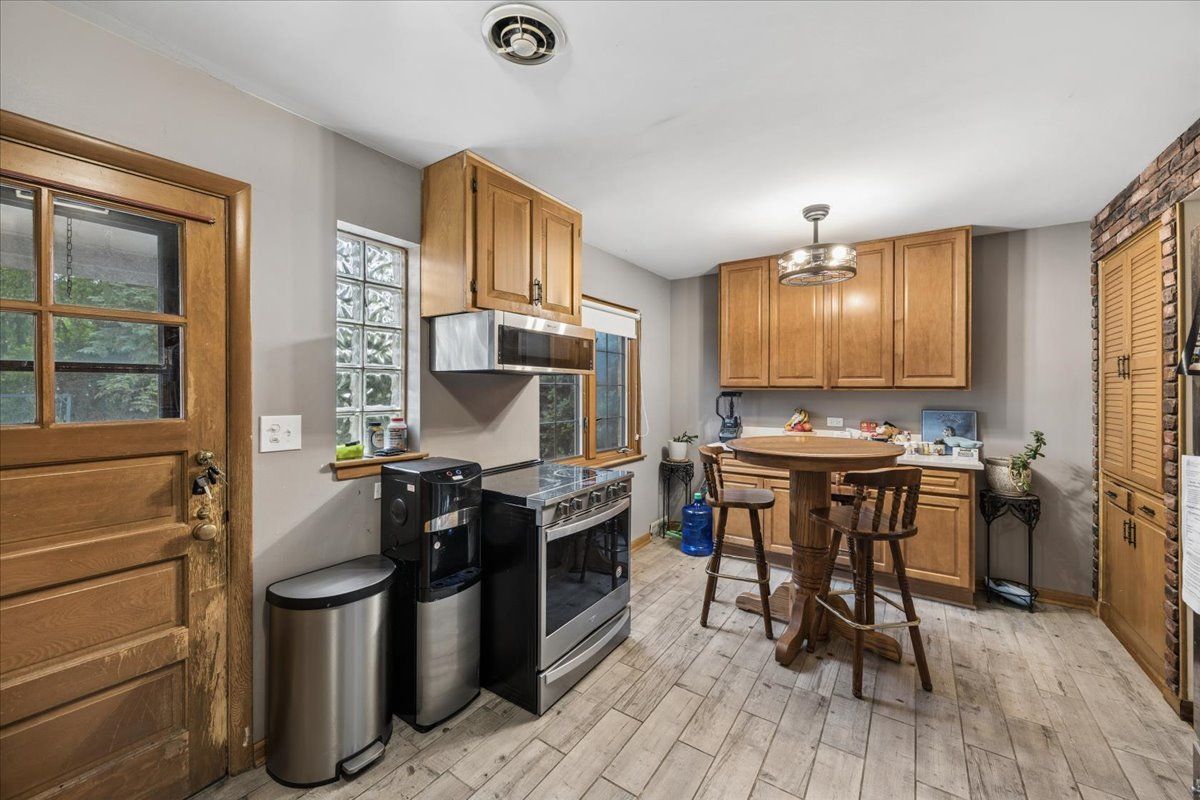 285 Desplaines Avenue, Riverside, IL 60546