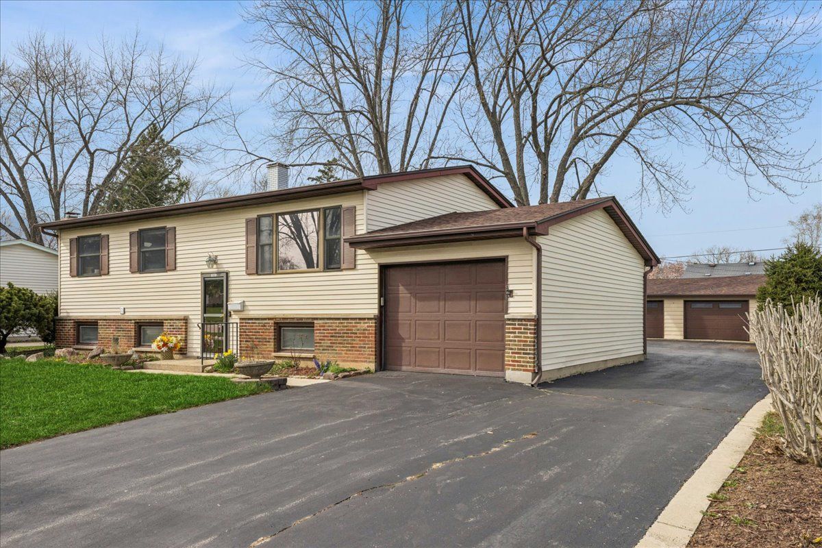 18508 W Woodland Terrace — Gurnee, IL 60031