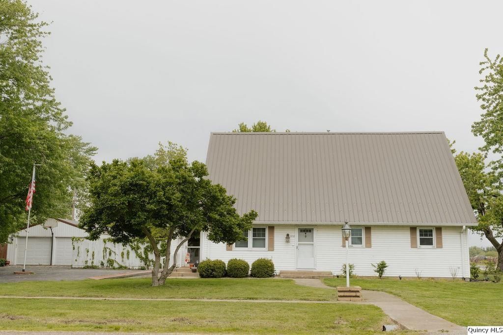 100 Adams — Coatsburg, IL 62325