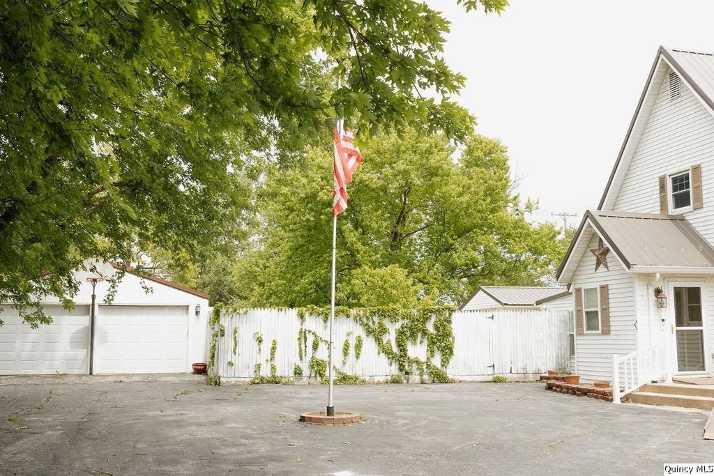 100 Adams, Coatsburg, IL 62325