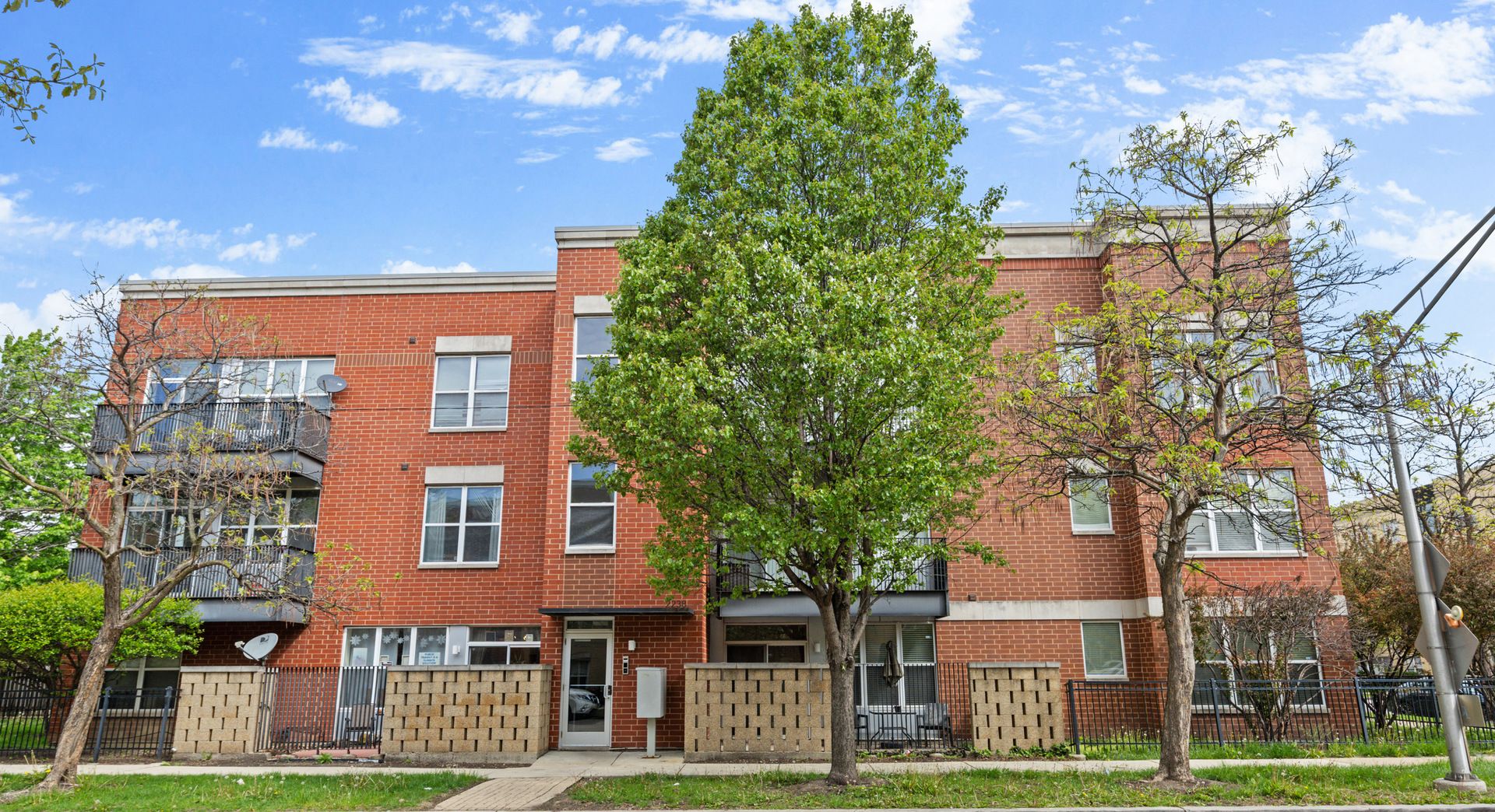 2238 W Maypole Avenue #101 — Chicago, IL 60612