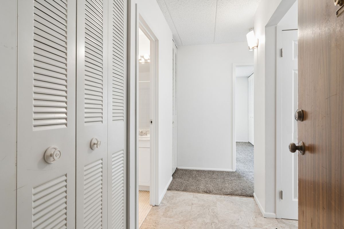 9701 N Dee Road #6N, Niles, IL 60714