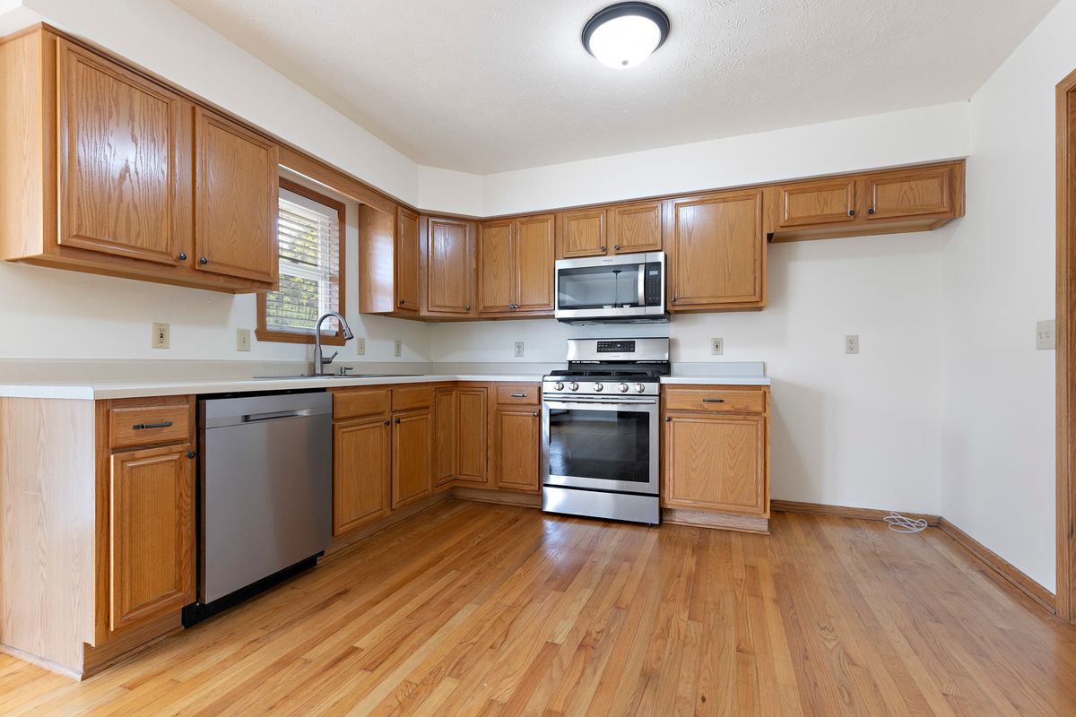 207 Sherman Lane, Poplar Grove, IL 61065