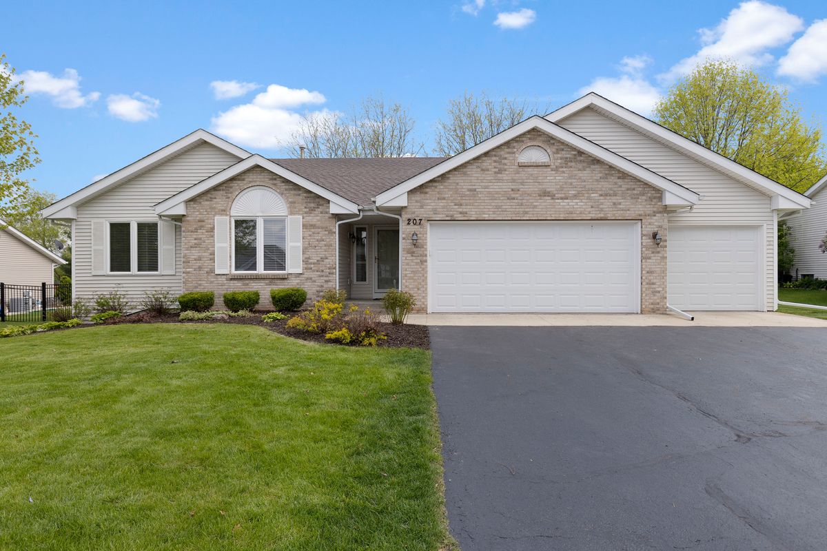 207 Sherman Lane, Poplar Grove, IL 61065