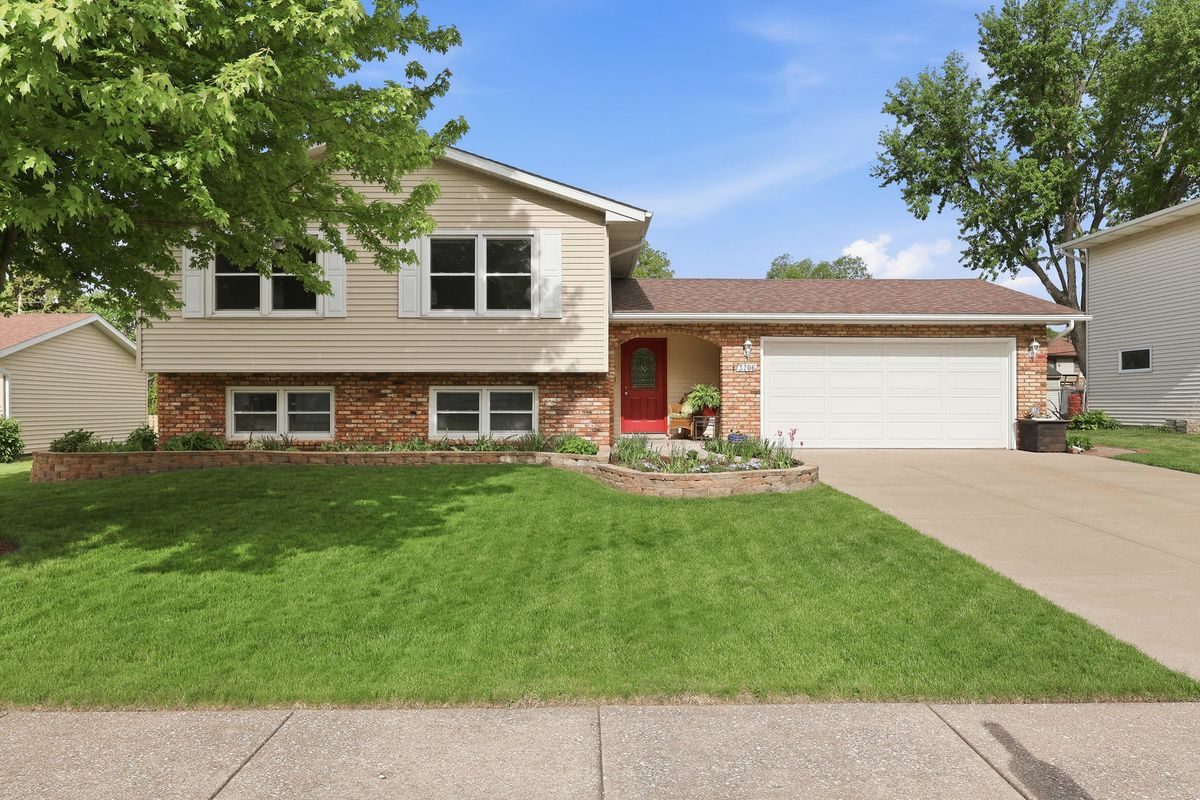 3706 Tam O Shanter Drive, Bettendorf, IA 52722