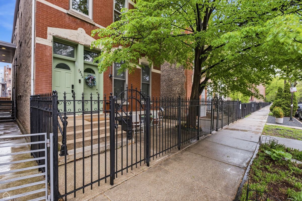 1820 SUPERIOR Street, Chicago, IL 60622