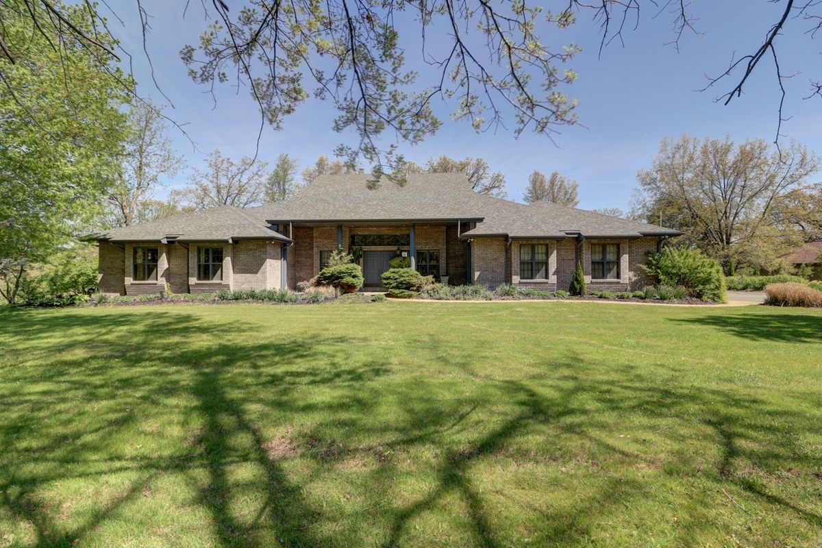 3900 VALLEY OAKS Drive, Clinton, IA 52732