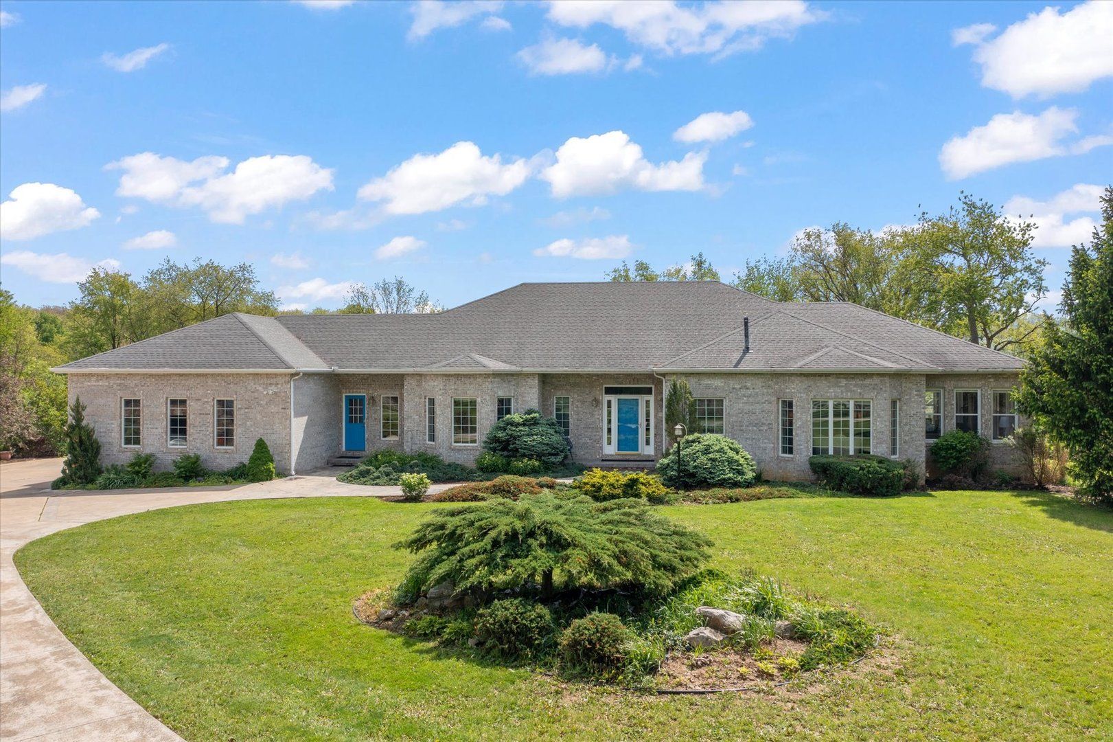 588 E County Road 2400 — Dewey, IL 61840