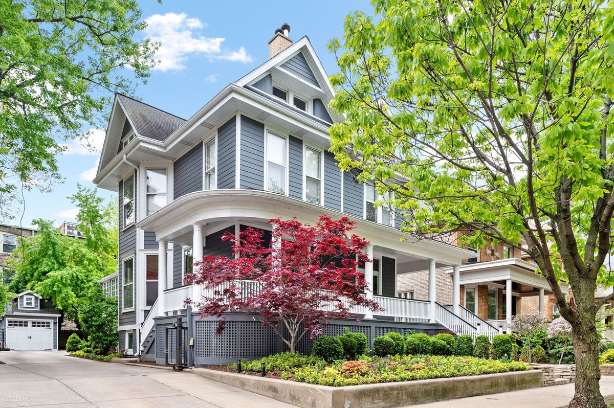 819 Junior Terrace, Chicago, IL 60613