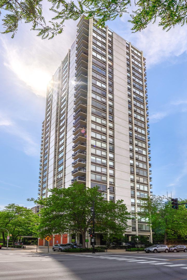 1360 Sandburg Terrace, Chicago, IL 60610