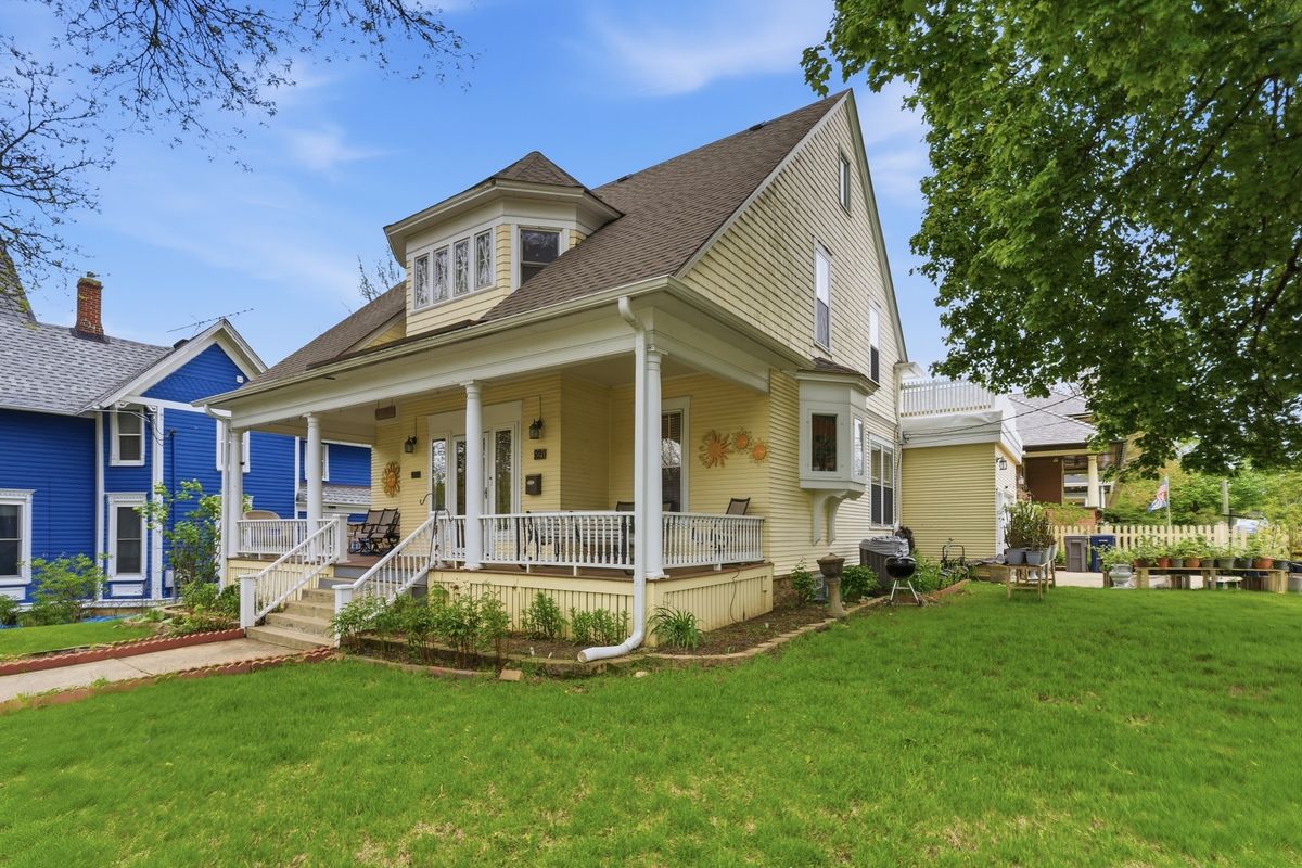 821 LARKIN Avenue, Elgin, IL 60123