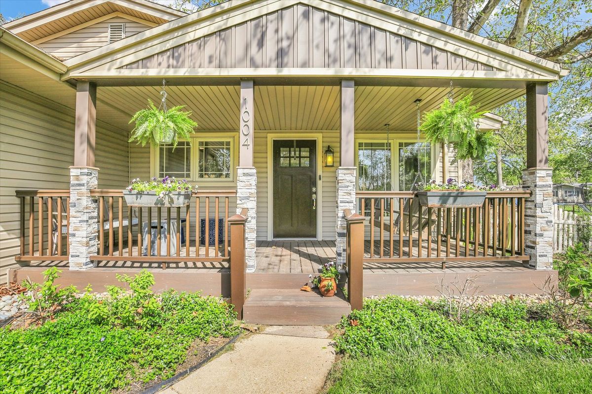 1004 S Division Street, Mahomet, IL 61853