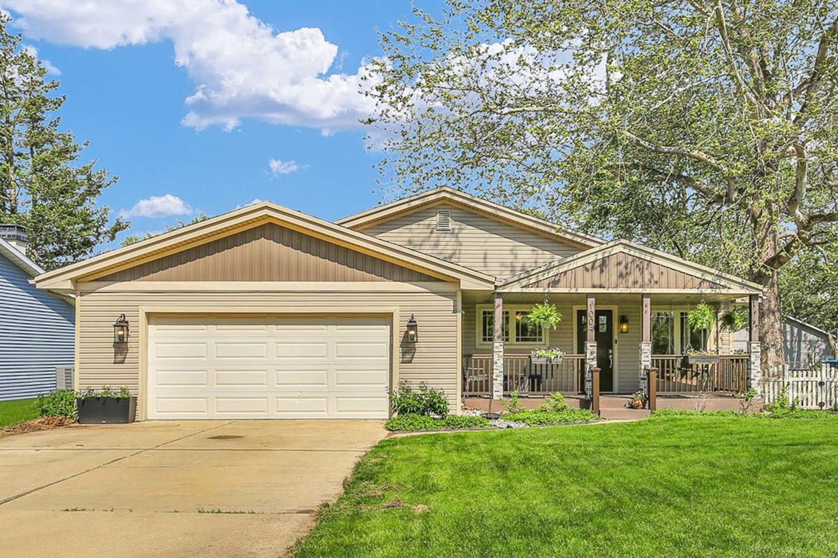 1004 Division Street, Mahomet, IL 61853