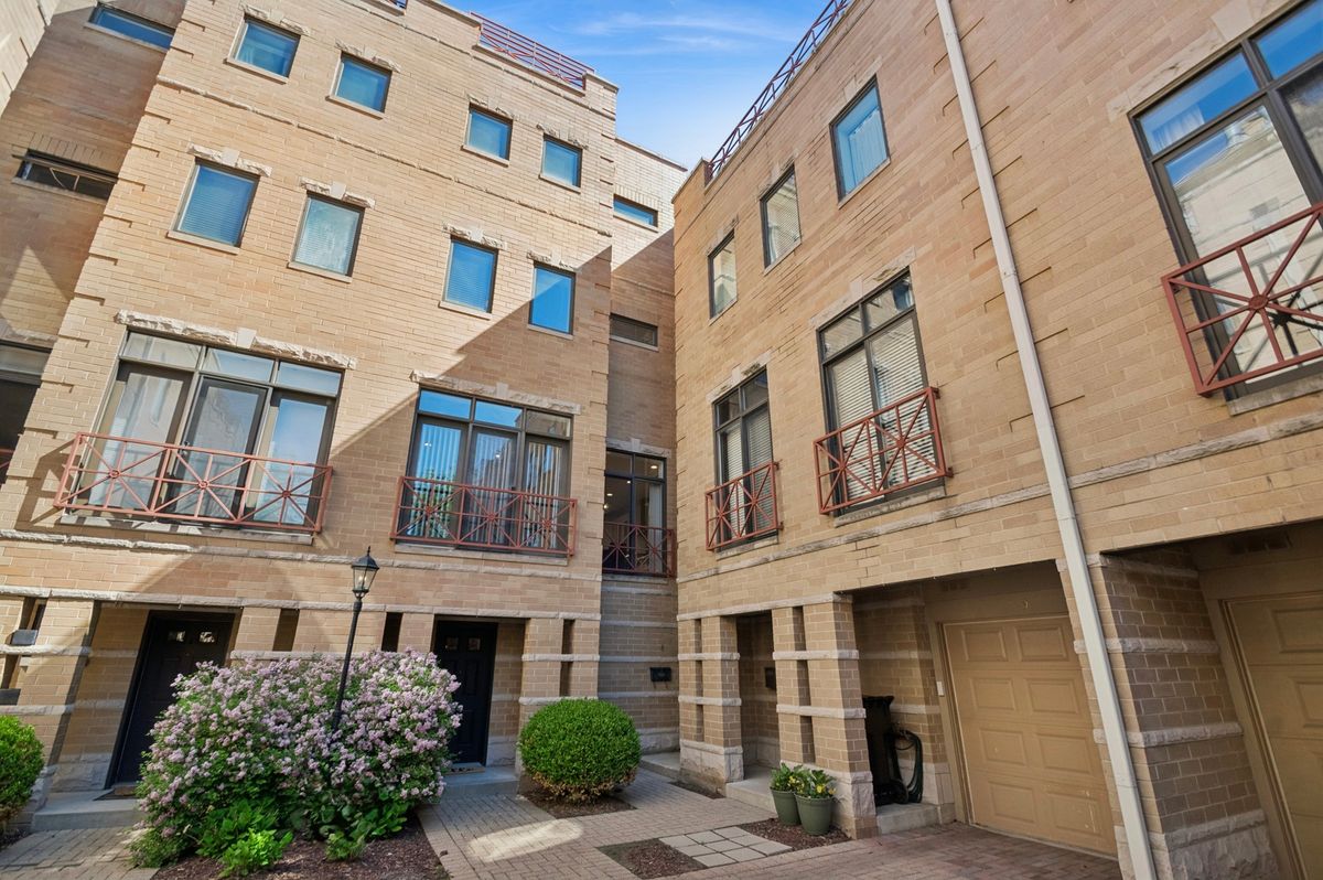 1350 Byron Street, Chicago, IL 60613