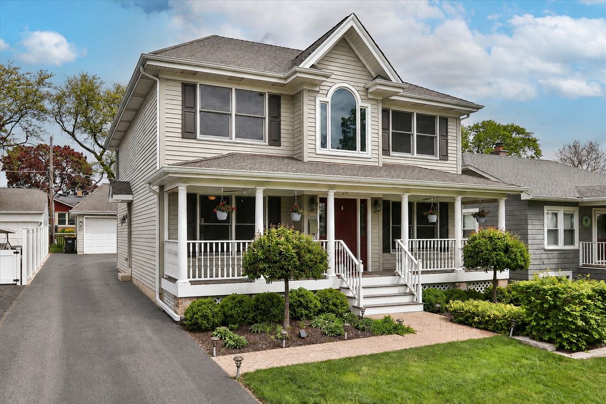 52 Glenlake Avenue, Roselle, IL 60172