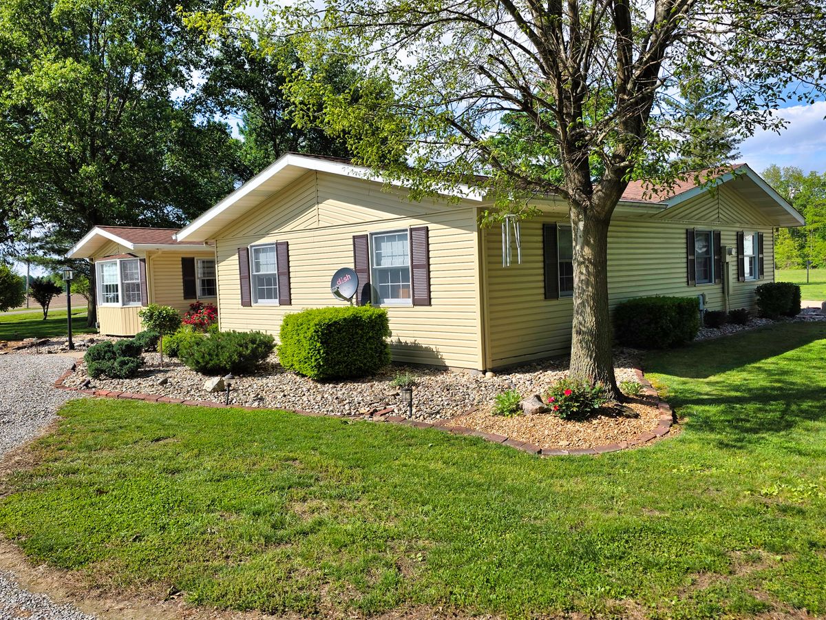 298 Cedar Elm Drive, Flora, IL 62839