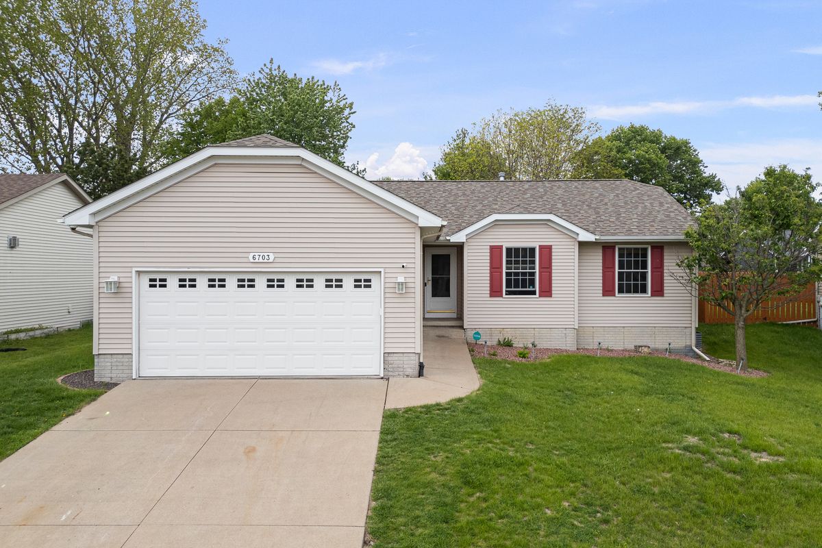 6703 BROOKVIEW Lane, Davenport, IA 52806