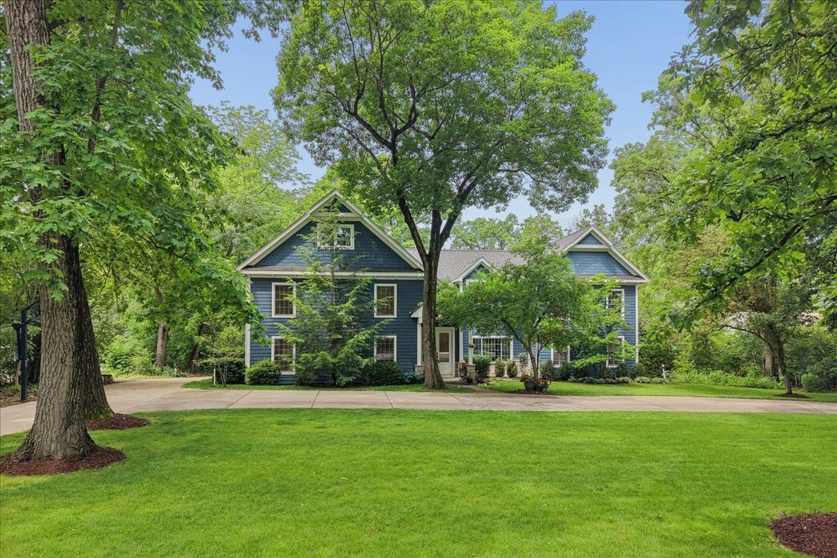 821 Oak Spring Lane — Libertyville, IL 60048