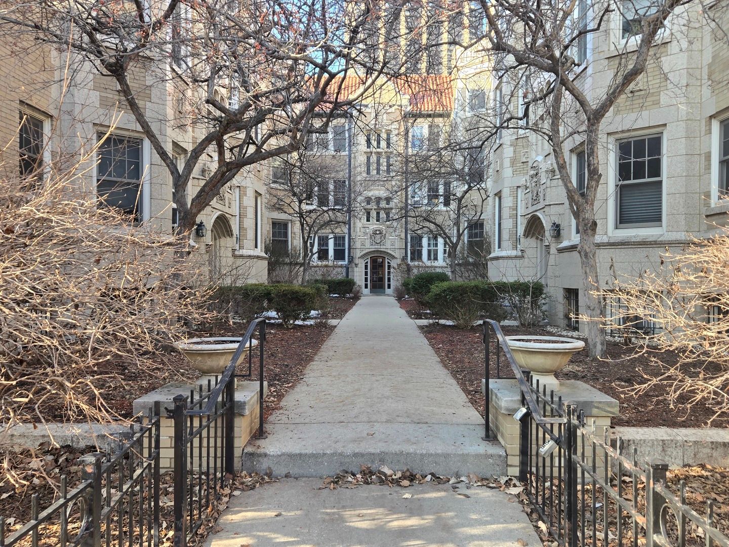 548 W Brompton Avenue #1E — Chicago, IL 60657