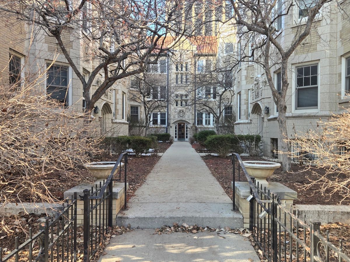 548 Brompton Avenue, Chicago, IL 60657
