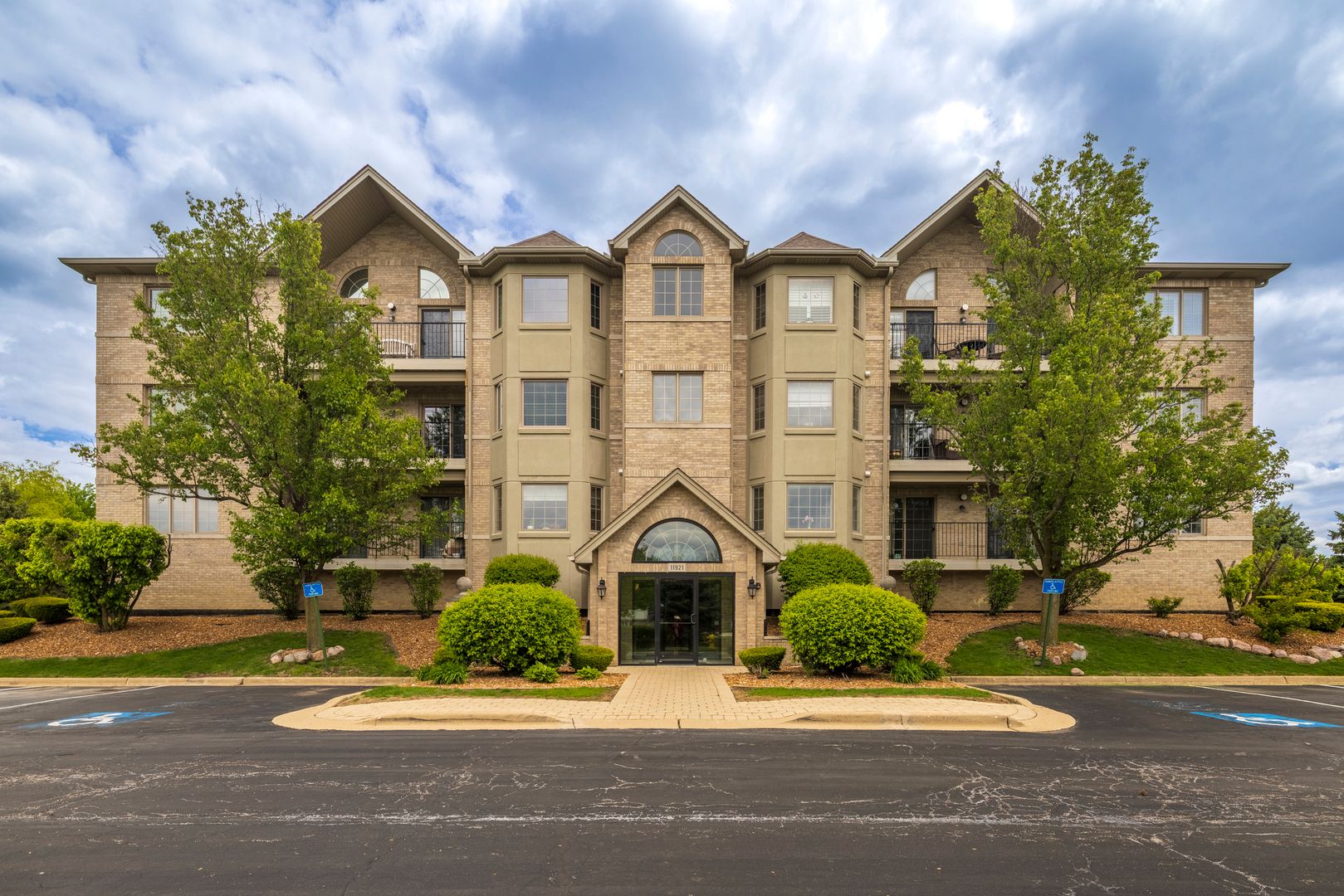 11921 Windemere Court #204 — Orland Park, IL 60467