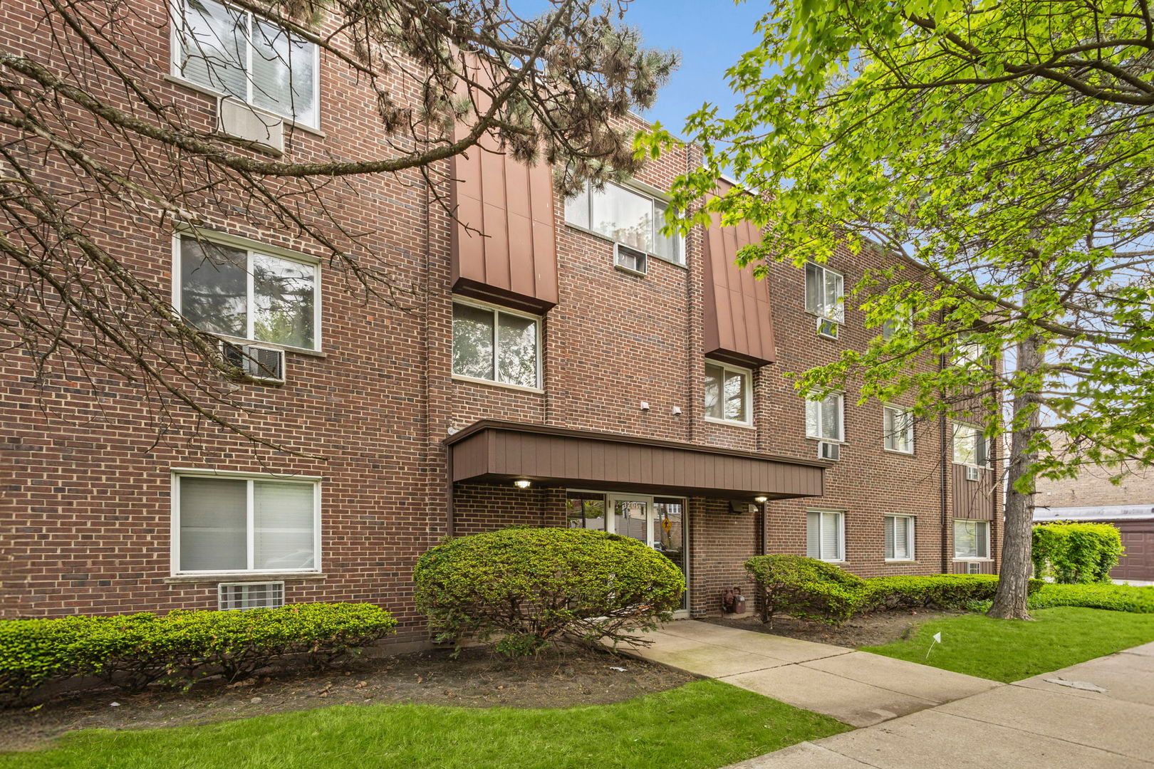 3201 W BALMORAL Avenue #301 — Chicago, IL 60625