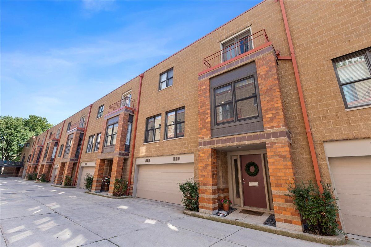 950 W Berwyn Avenue #3 — Chicago, IL 60640