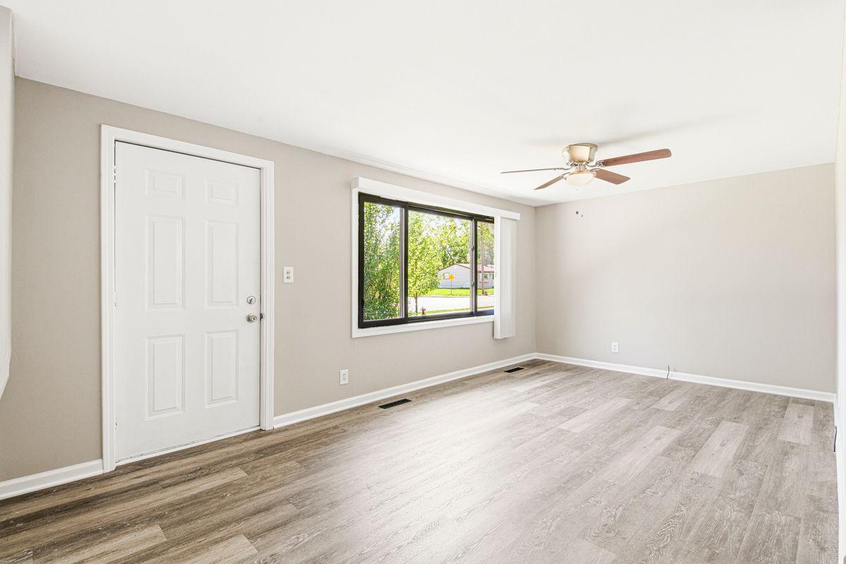 58 Golfview Lane, Carpentersville, IL 60110