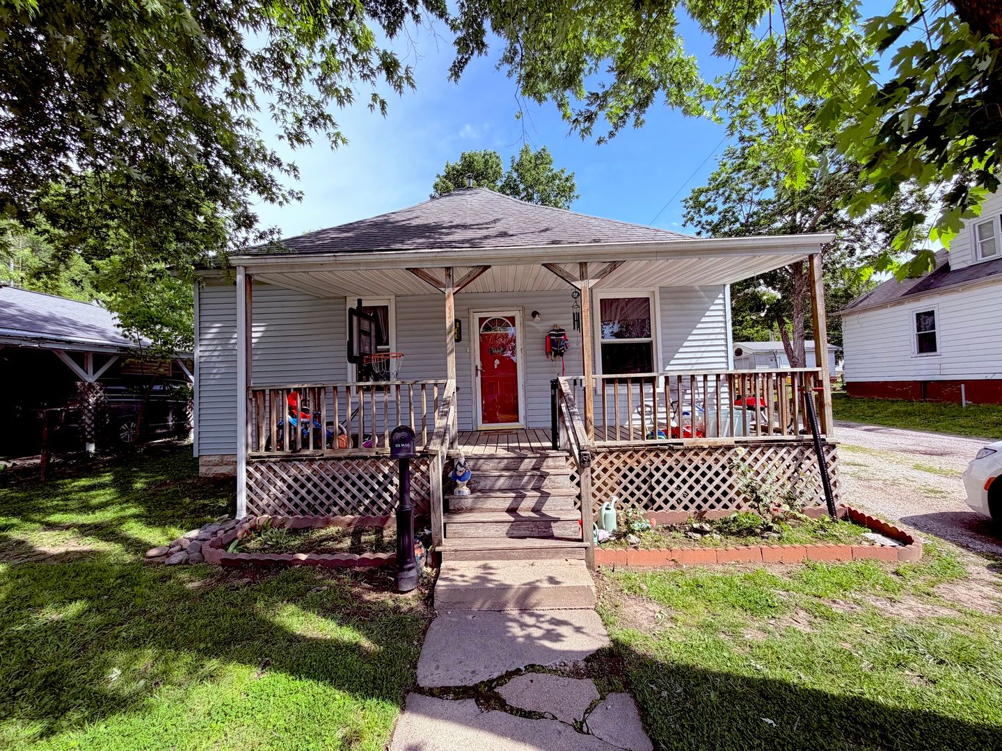 300 W Allmon Street — Salem, IL 62881