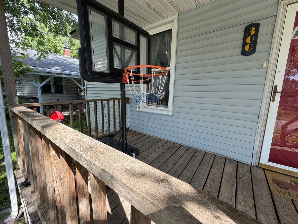 300 W Allmon Street, Salem, IL 62881