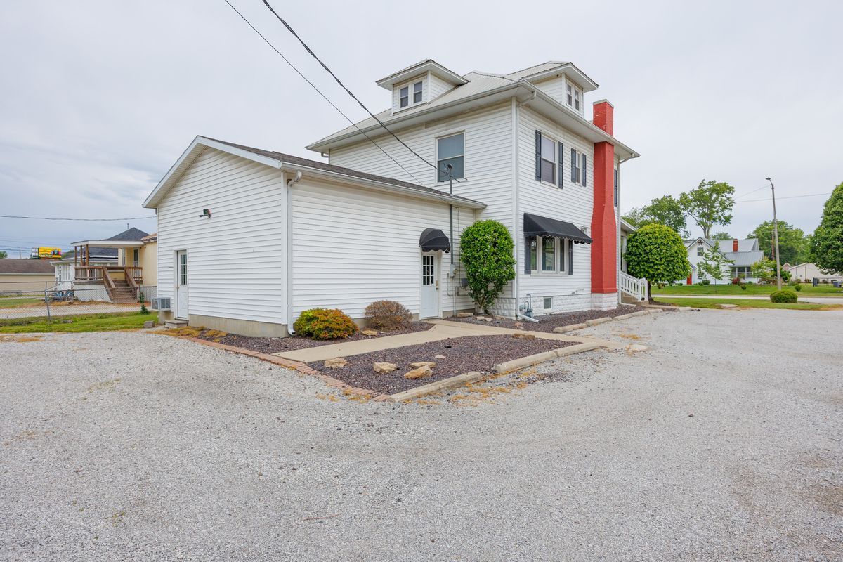 1015 W Main Street W, Salem, IL 62881