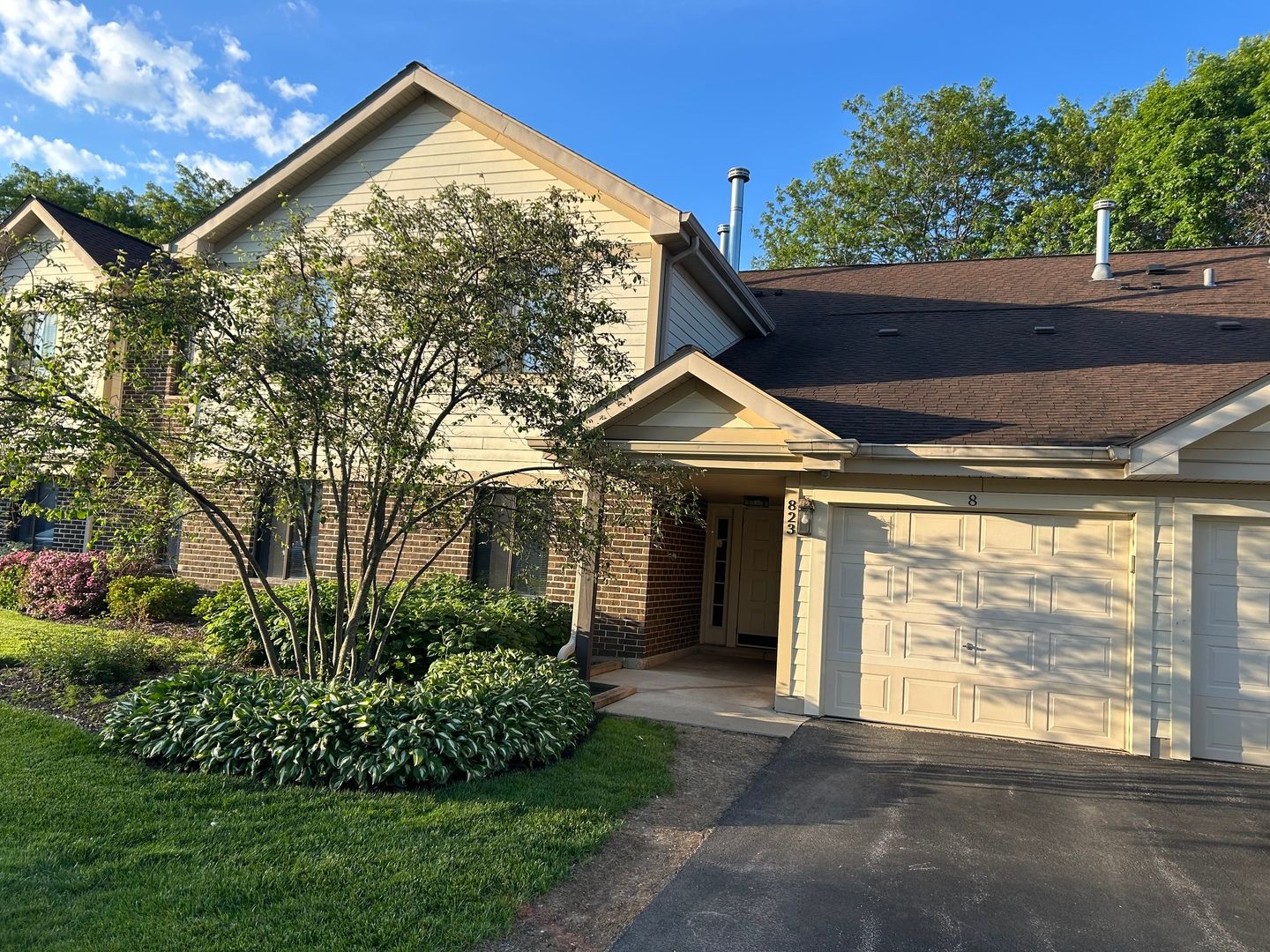 823 E Coach Road #5 — Palatine, IL 60074