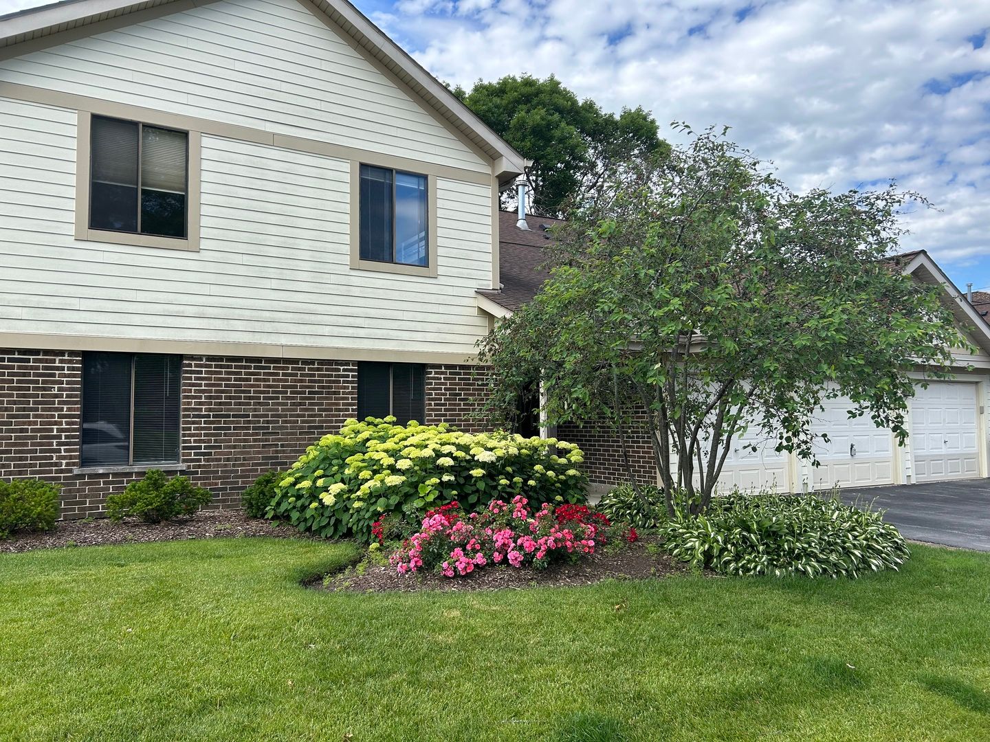 823 E Coach Road #5 — Palatine, IL 60074