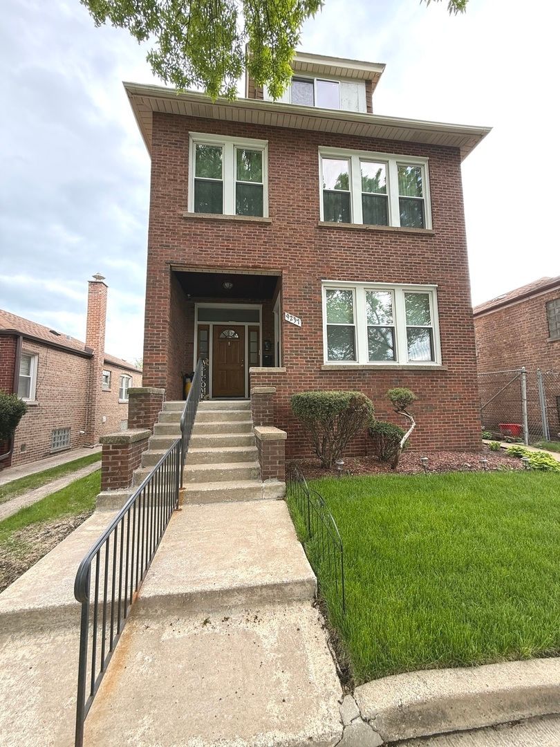 9237 Paxton Avenue, Chicago, IL 60617