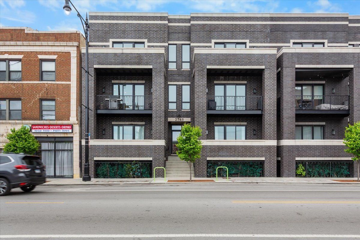 2745 W Lawrence Avenue #2E — Chicago, IL 60625