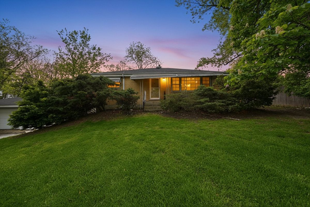 8351 W 99th Street, Palos Hills, IL 60465