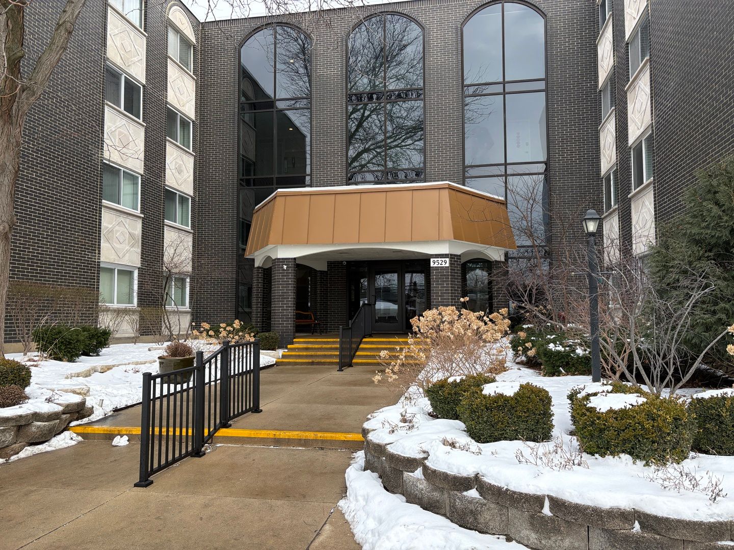9529 Bronx Avenue #401 — Skokie, IL 60077