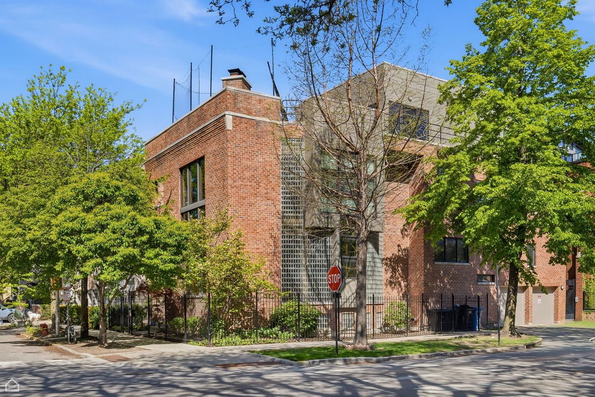 1202 Fletcher Street, Chicago, IL 60657