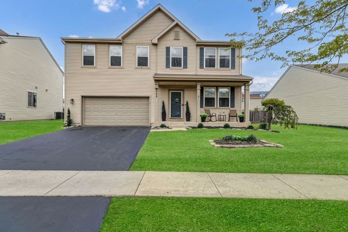 688 Bay Shore Drive, Pingree Grove, IL 60140