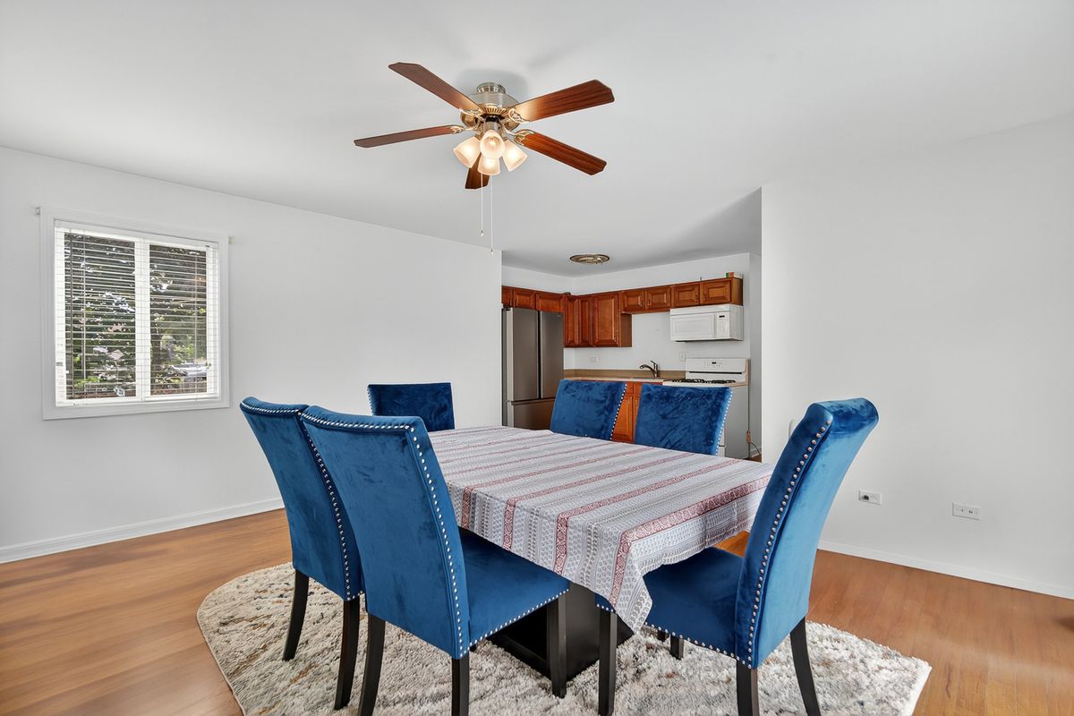 854 Plains Court, Carol Stream, IL 60188