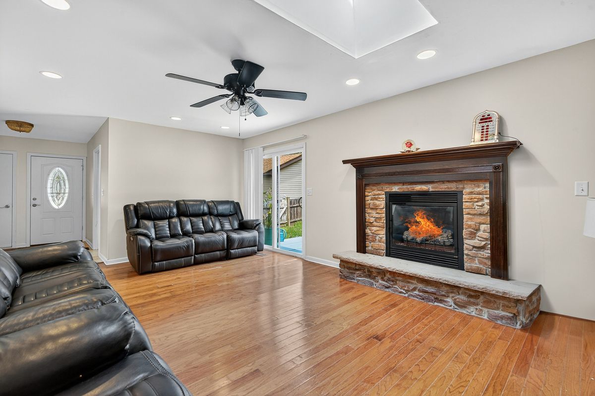 854 Plains Court, Carol Stream, IL 60188