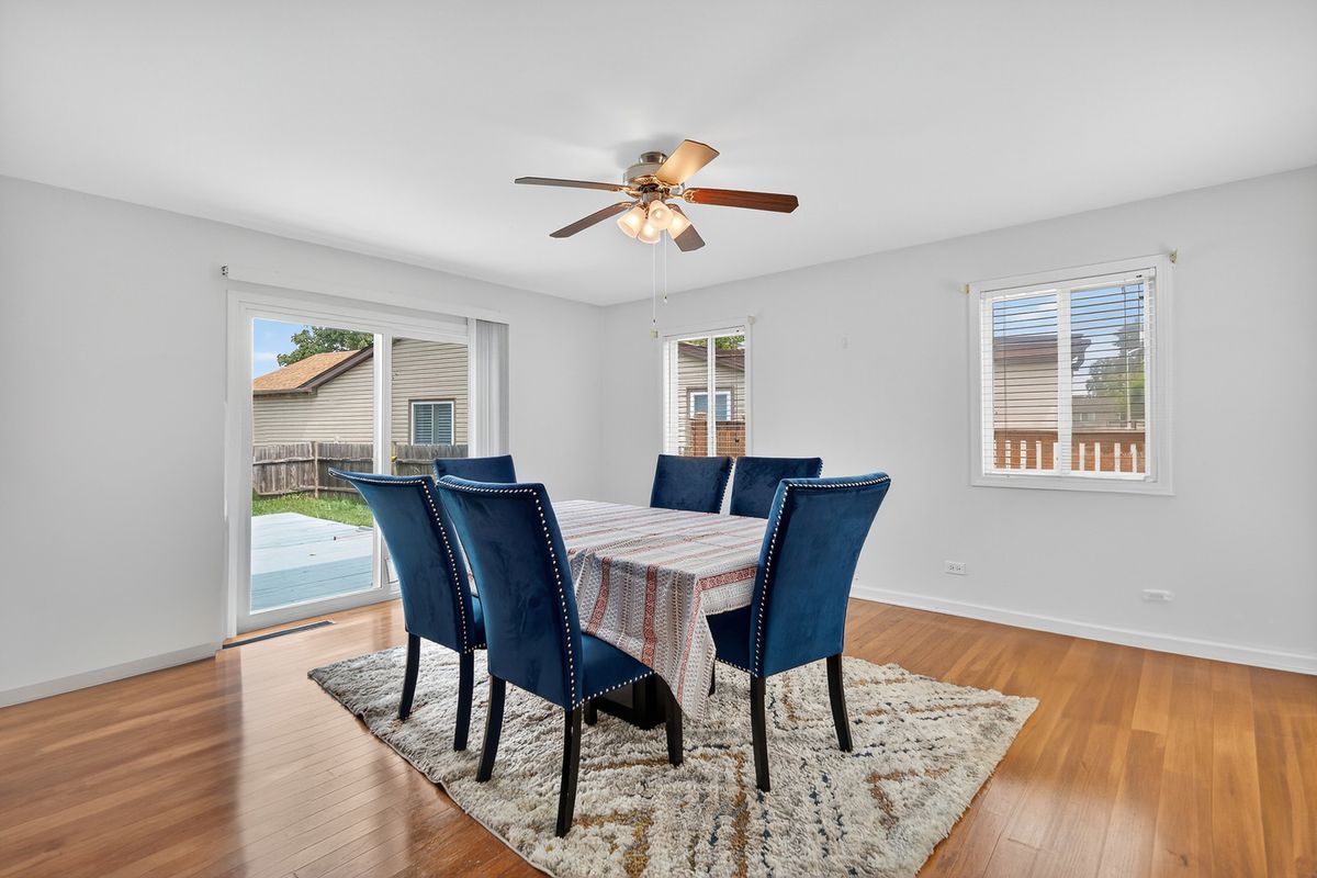 854 Plains Court, Carol Stream, IL 60188