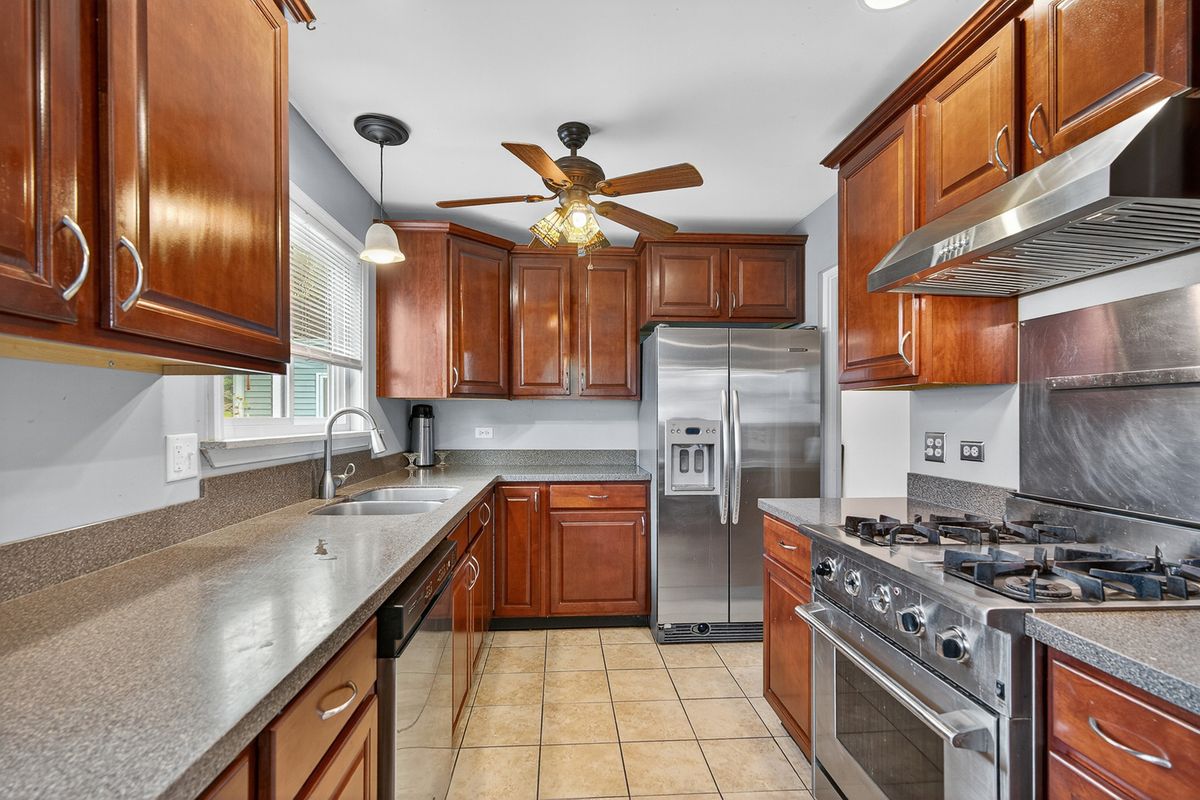 854 Plains Court, Carol Stream, IL 60188