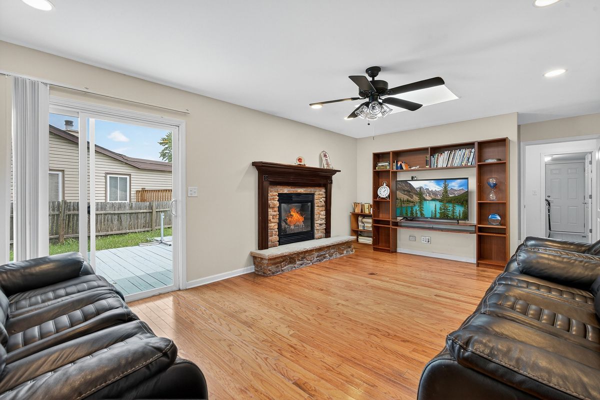 854 Plains Court, Carol Stream, IL 60188