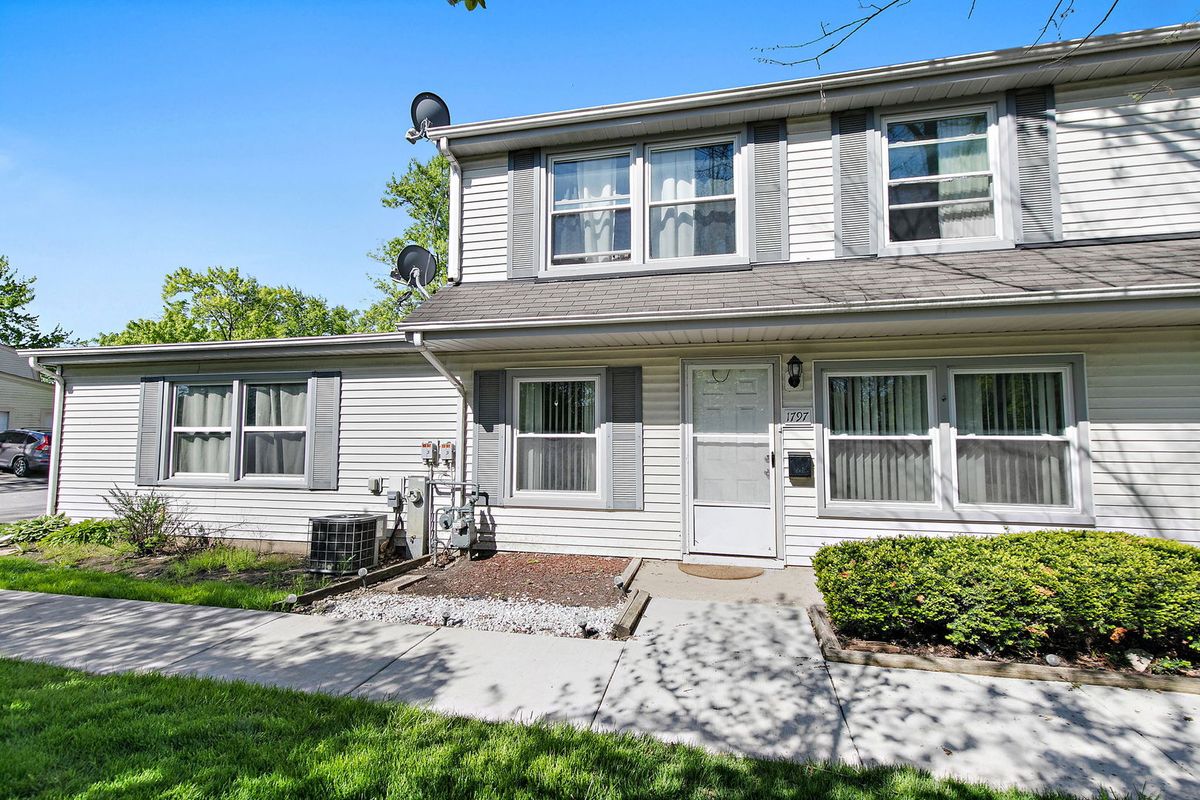 1797 Queensbury Circle, Hoffman Estates, IL 60169