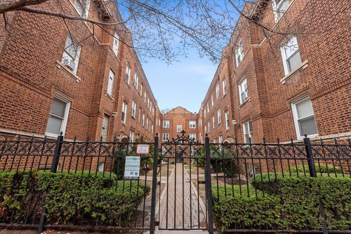 652 Oakdale Avenue, Chicago, IL 60657