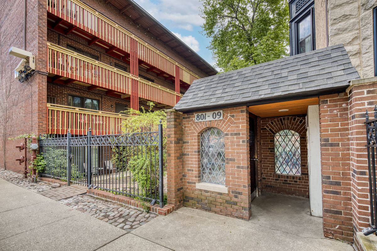 801 Oakdale Avenue, Chicago, IL 60657