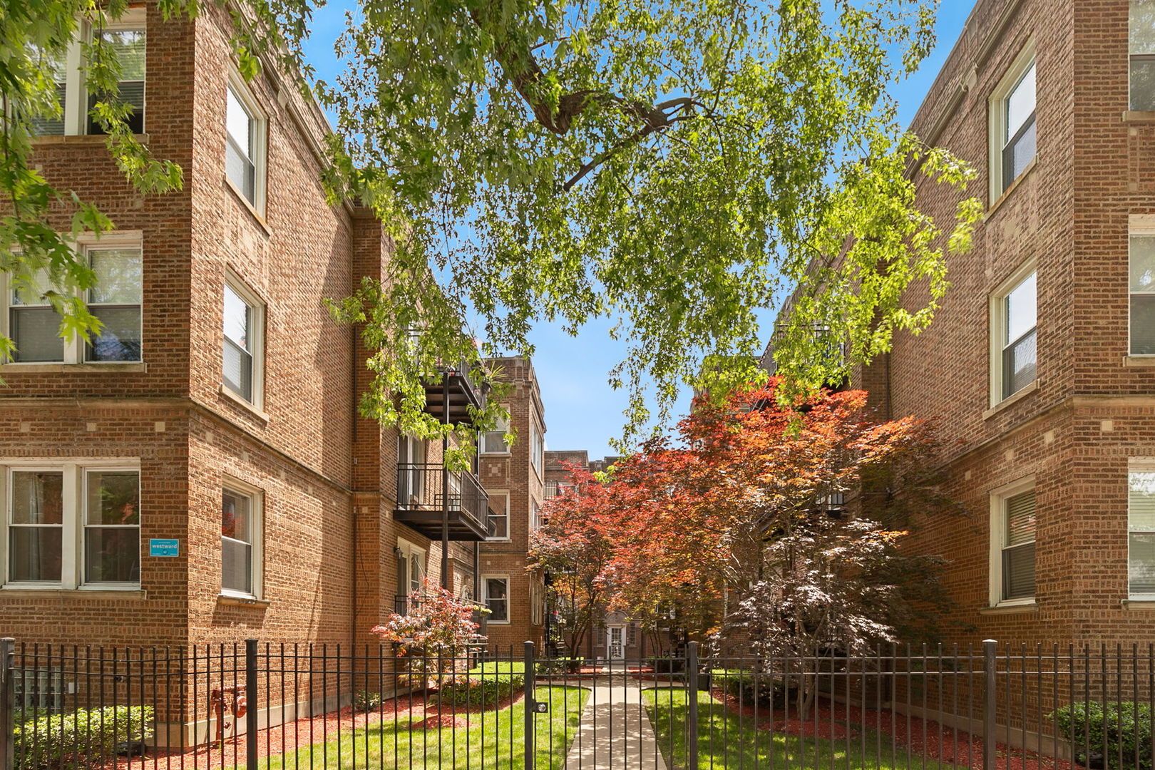 1443 W Victoria Street #1F — Chicago, IL 60660